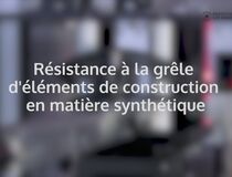 Vidéo : Résistance à la grêle des éléments de construction en matière synthétique lors d'un essai avec le canon à grêle à la Swissbau 2018.