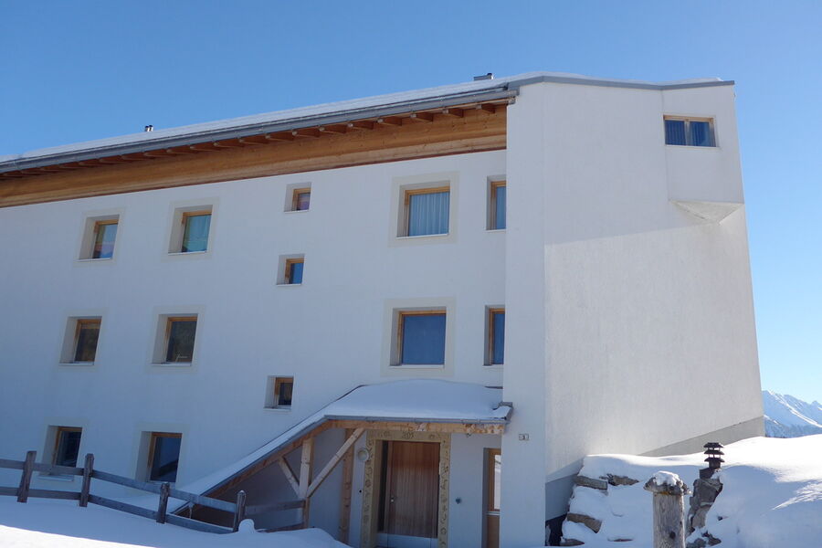 À Davos (GR), le côté de ce bâtiment exposé aux avalanches a été construit sous la forme d’une étrave ; aucune ouverture n’est construite dans la zone directement touchée par les avalanches.