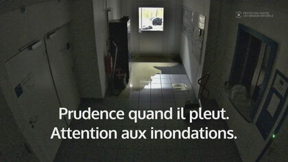 Comme l'eau s'accumule devant la porte extérieure, celle-ci se casse soudainement et tout le sous-sol est inondé en quelques minutes. Comme l'eau s'accumule devant la porte extérieure, celle-ci se casse soudainement et tout le sous-sol est inondé en quelques minutes.