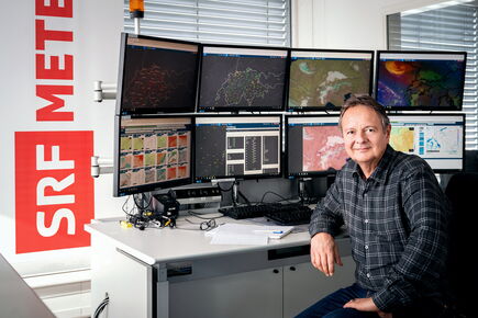 Thomas Bucheli - SRF Météo (source : SRF) Thomas Bucheli au studio de Radio Télévision Suisse RTS / SRF Météo