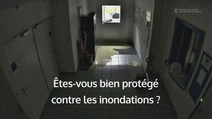 Comme l'eau s'accumule devant la porte extérieure, celle-ci se casse soudainement et tout le sous-sol est inondé en quelques minutes. Comme l'eau s'accumule devant la porte extérieure, celle-ci se casse soudainement et tout le sous-sol est inondé en quelques minutes.